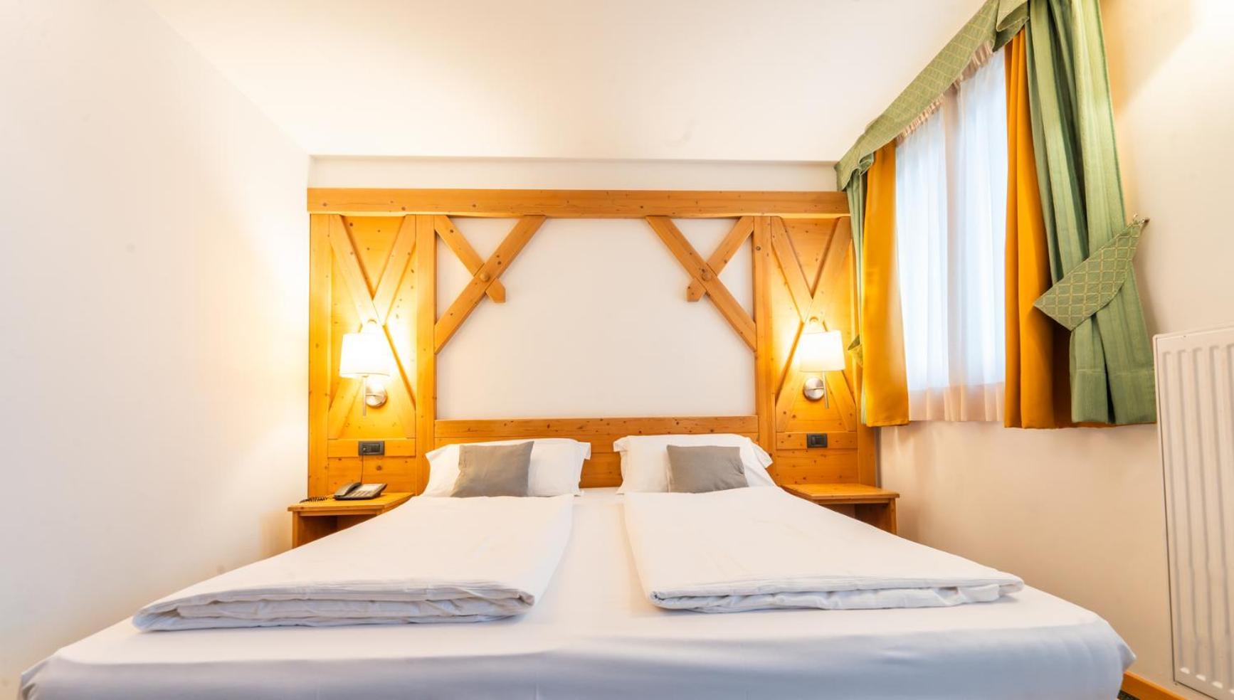 Alpine Mugon Hotel 바슨 외부 사진