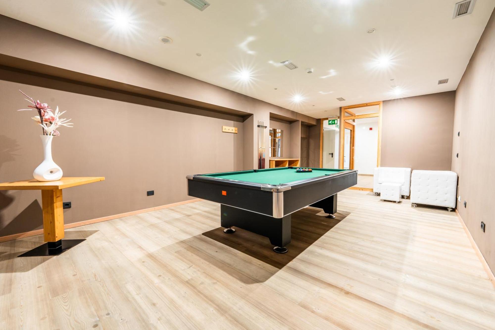 Alpine Mugon Hotel 바슨 외부 사진