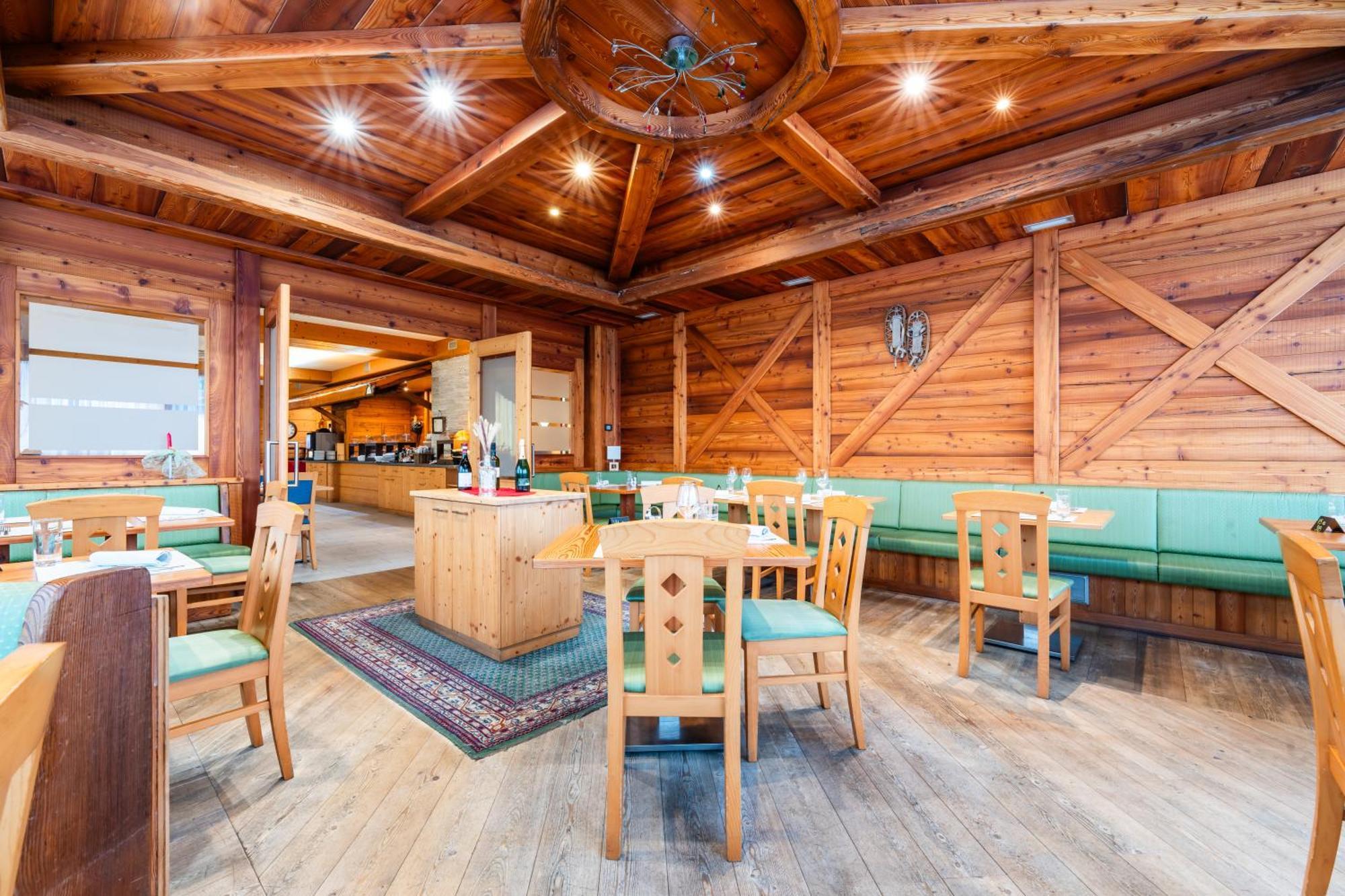 Alpine Mugon Hotel 바슨 외부 사진