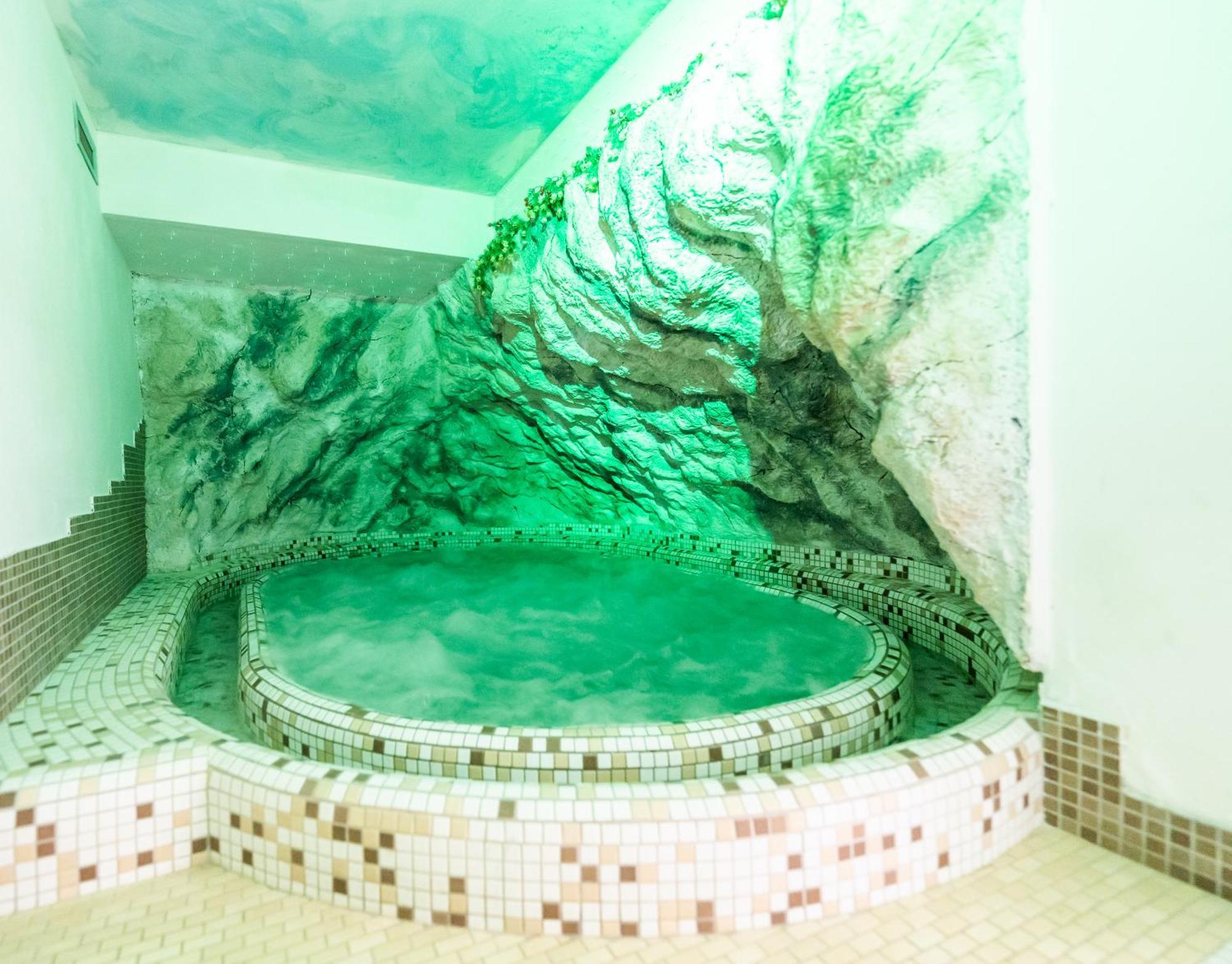 Alpine Mugon Hotel 바슨 외부 사진