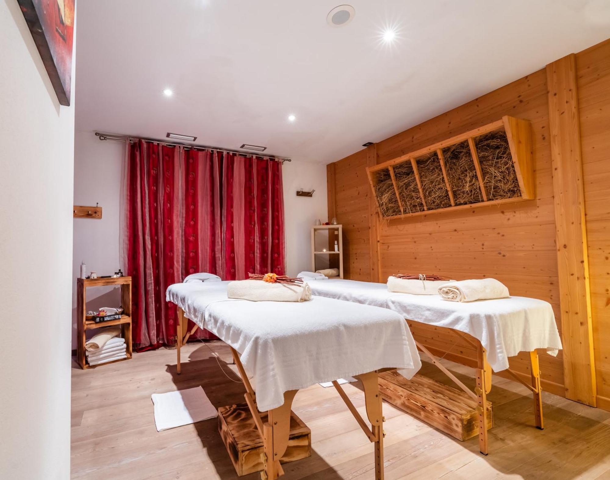 Alpine Mugon Hotel 바슨 외부 사진