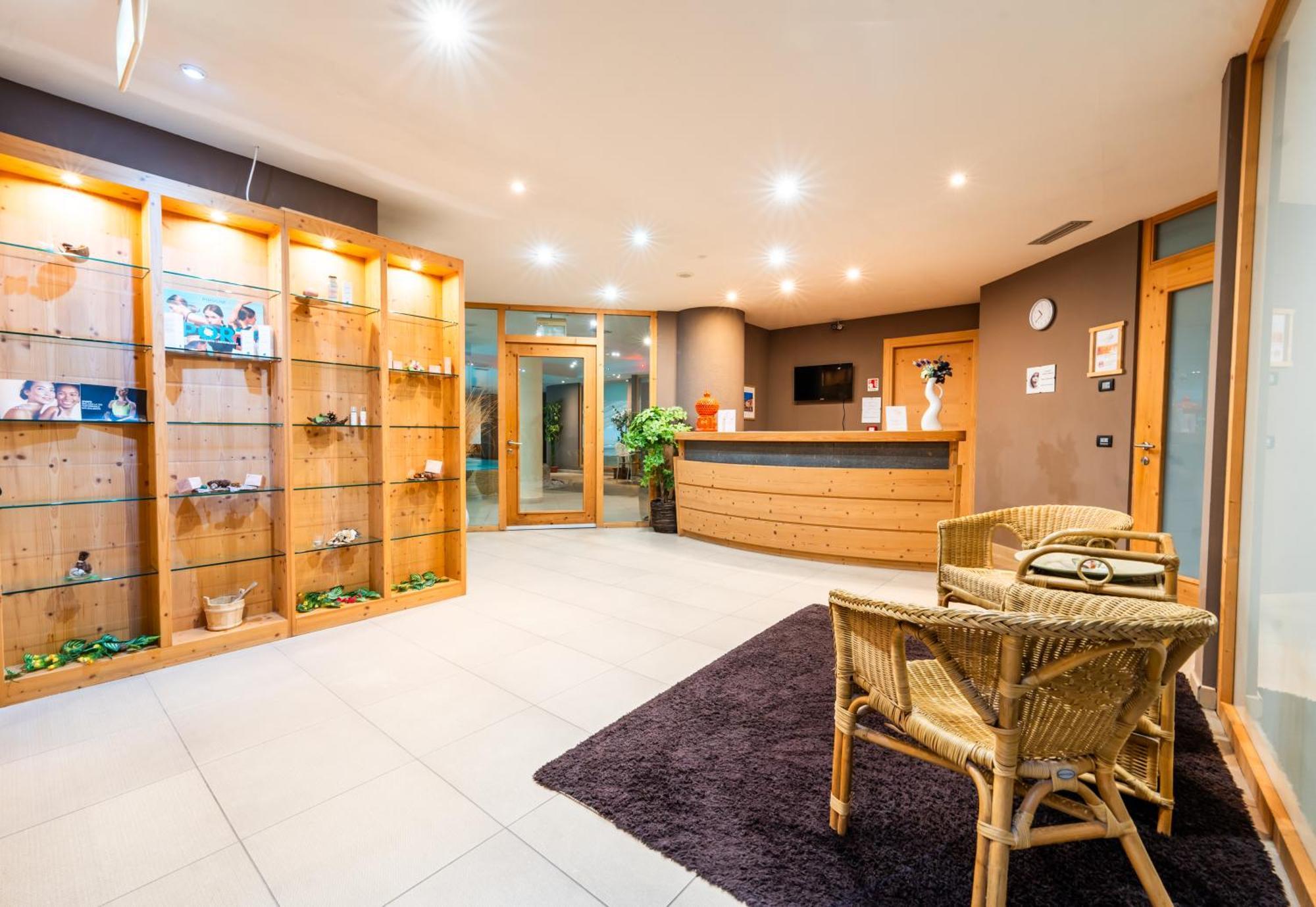 Alpine Mugon Hotel 바슨 외부 사진