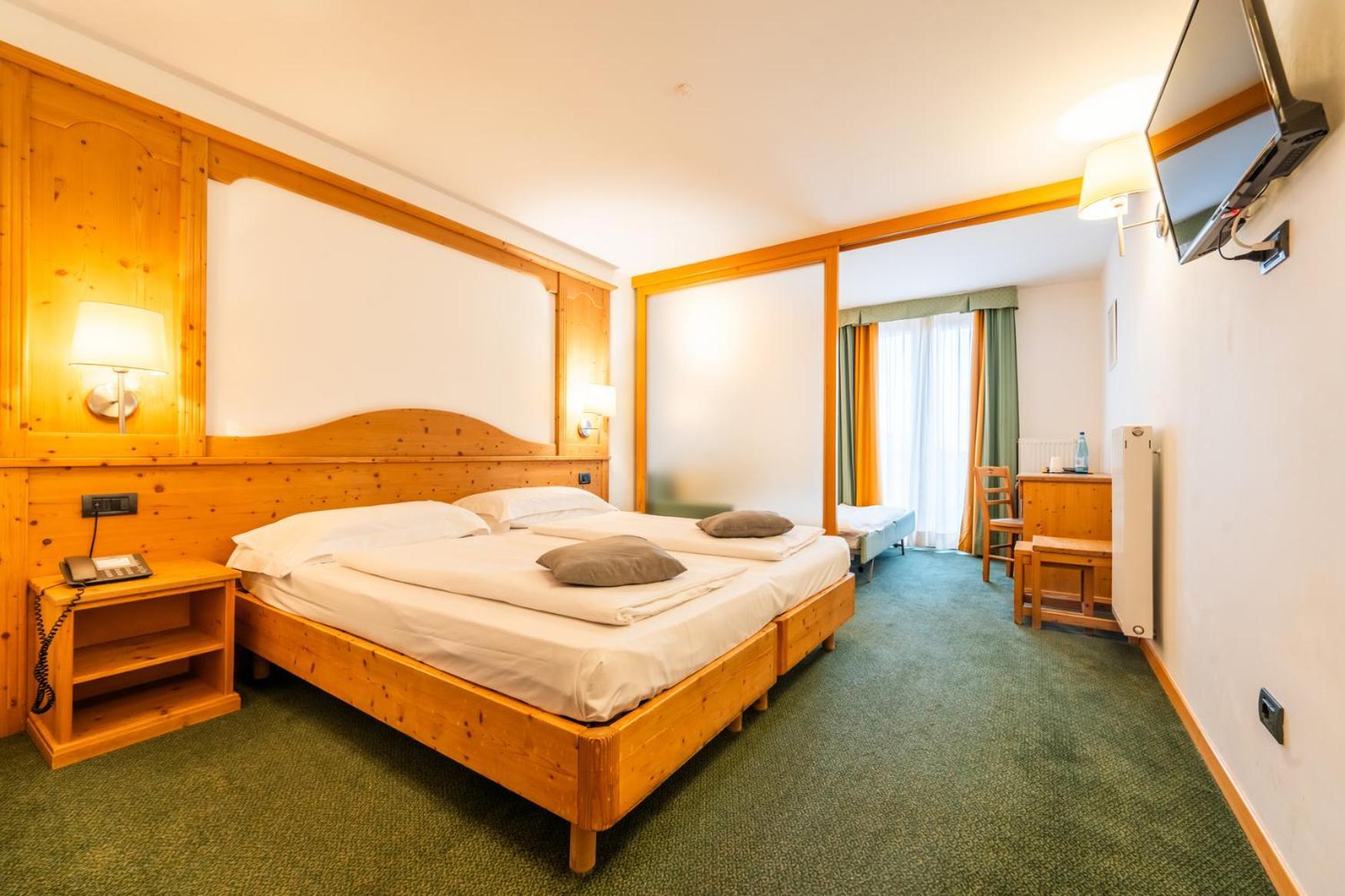 Alpine Mugon Hotel 바슨 외부 사진