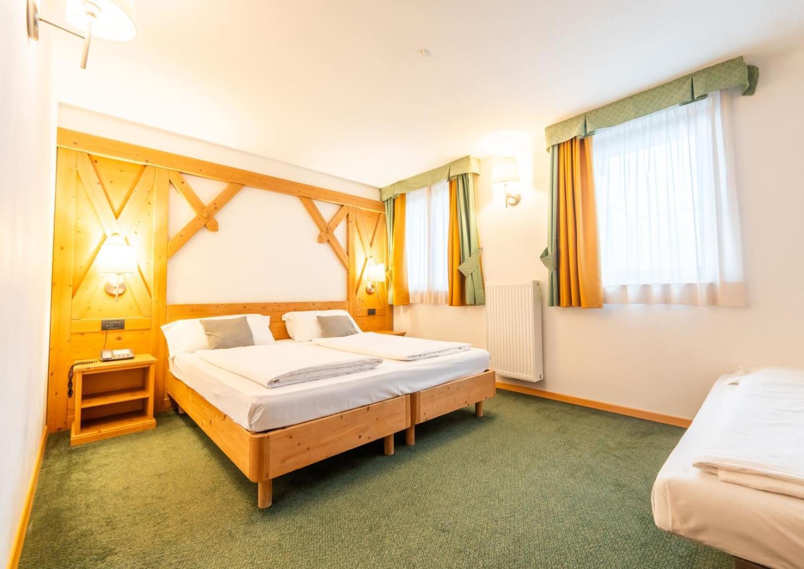 Alpine Mugon Hotel 바슨 외부 사진