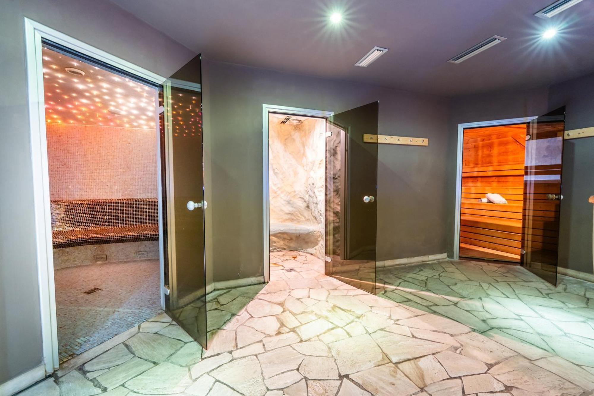 Alpine Mugon Hotel 바슨 외부 사진