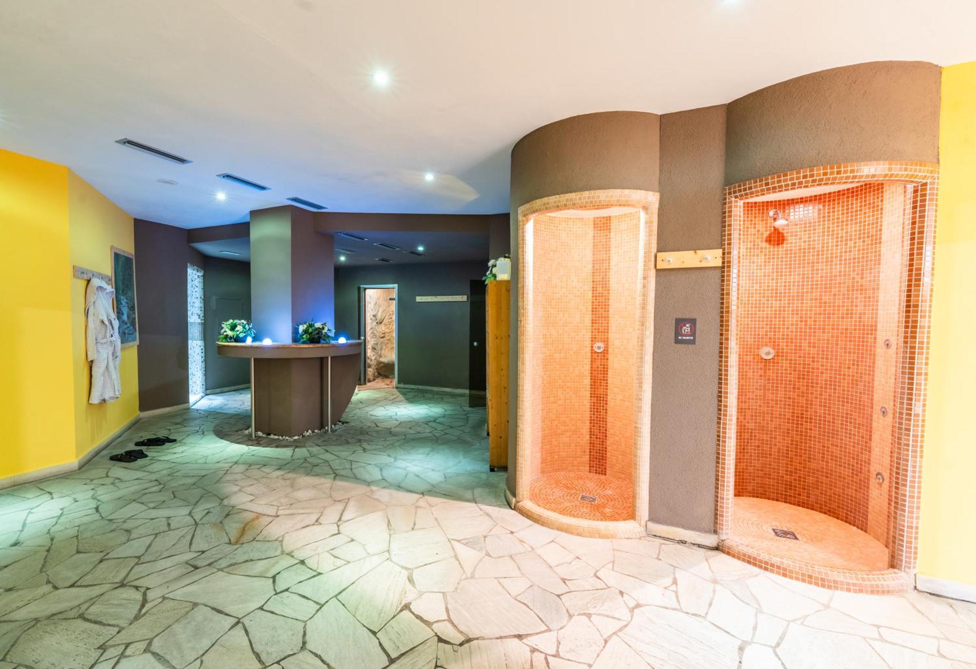 Alpine Mugon Hotel 바슨 외부 사진